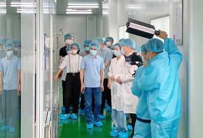 安全用妝 攜手“童”行--小浣熊開(kāi)展兒童化妝品企業(yè)開(kāi)放日暨科普宣傳公益大講堂