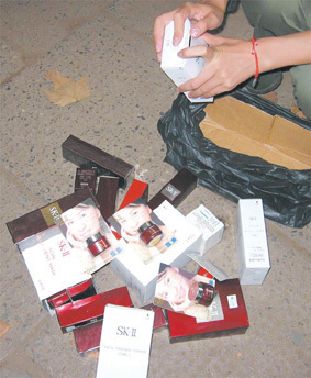 “高檔化妝品”低價賣 謊言戳破落荒而逃(圖) _新聞中心_中國江蘇網